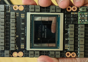 Card gắn chip Nvidia H100. Ảnh: Serve The Home